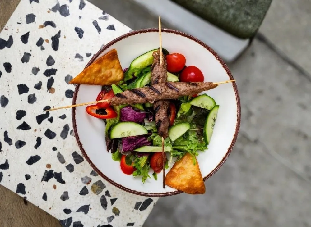 Şiş Köfteli Salata