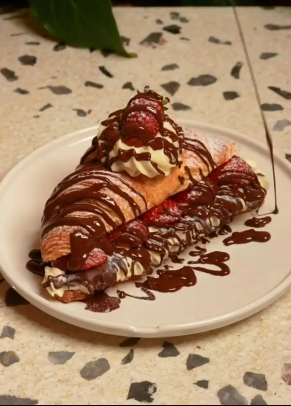Çilekli Çikolatalı Kruvasan