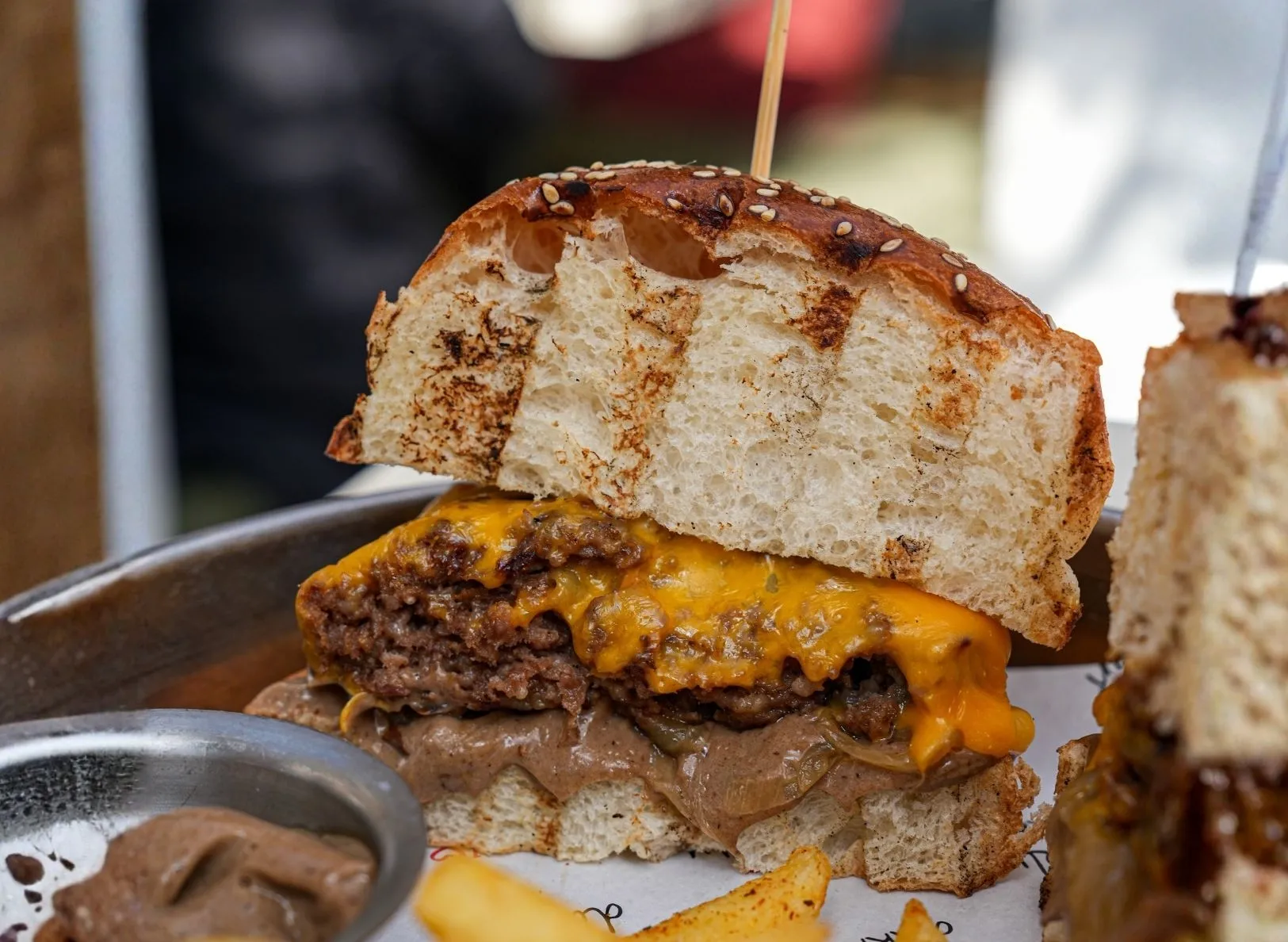 Siyah Sarımsaklı Burger 180 Gr.